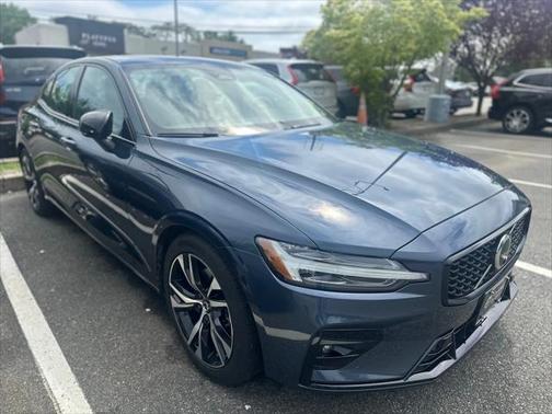 2024 Volvo S60 B5 Plus Dark Theme