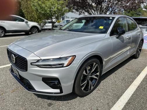 2024 Volvo S60 B5 Core Dark Theme