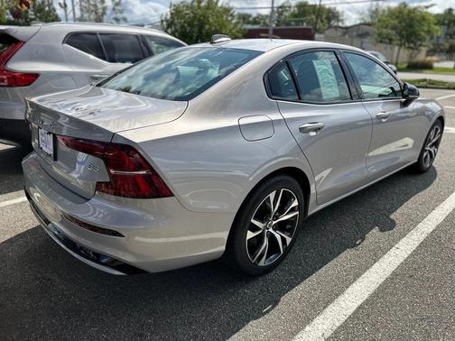 2024 Volvo S60 B5 Core Dark Theme