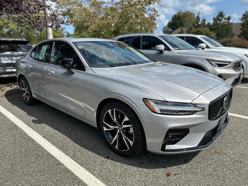 2024 Volvo S60 B5 Core Dark Theme