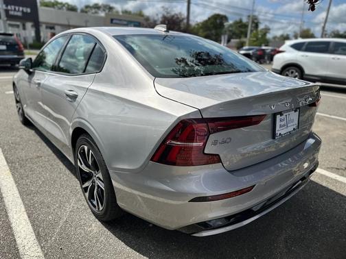 2024 Volvo S60 B5 Core Dark Theme