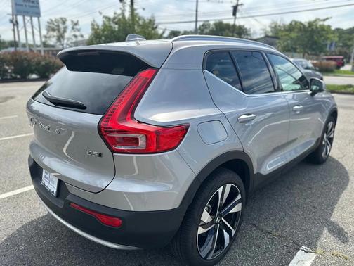 2025 Volvo XC40 B5 Plus Bright Theme
