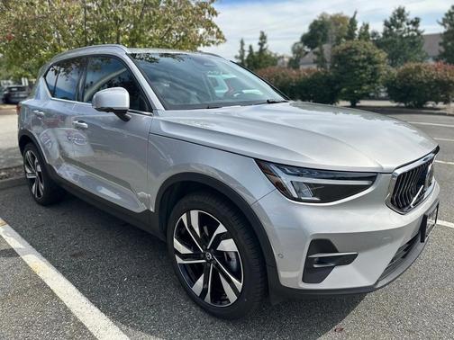 2025 Volvo XC40 B5 Plus Bright Theme