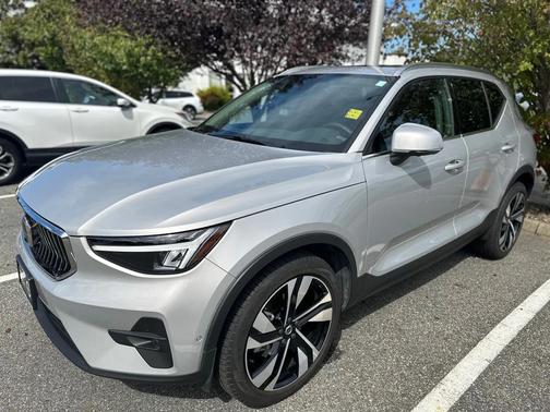 2025 Volvo XC40 B5 Plus Bright Theme
