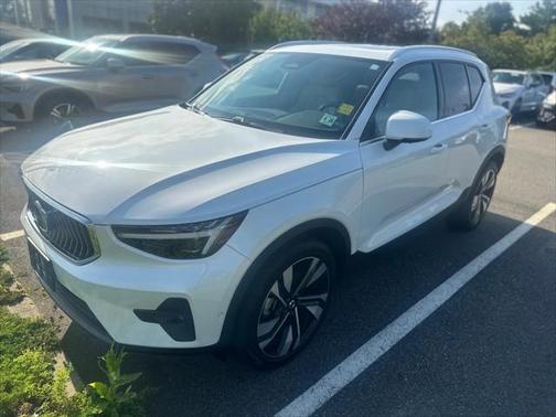 2023 Volvo XC40 B5 Ultimate Bright Theme