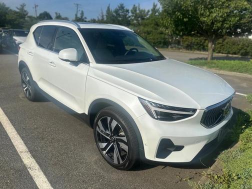 2023 Volvo XC40 B5 Ultimate Bright Theme