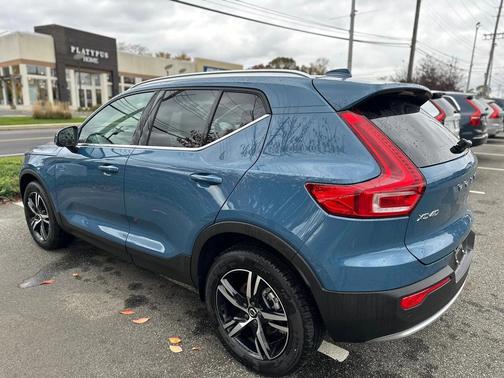 2025 Volvo XC40 B5 Core Bright Theme