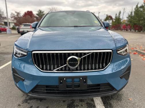 2025 Volvo XC40 B5 Core Bright Theme