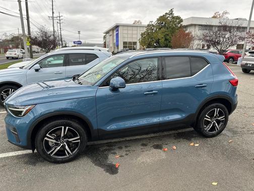 2025 Volvo XC40 B5 Core Bright Theme