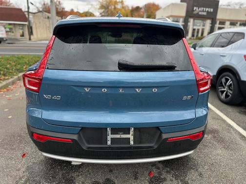 2025 Volvo XC40 B5 Core Bright Theme