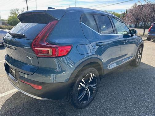 2025 Volvo XC40 B5 Core Bright Theme