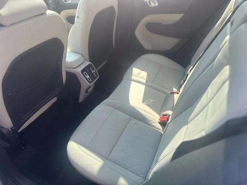 2023 Volvo XC40 B5 Plus Dark Theme