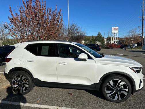 2025 Volvo XC40 B5 Plus Bright Theme