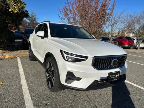 2025 Volvo XC40 B5 Plus Bright Theme