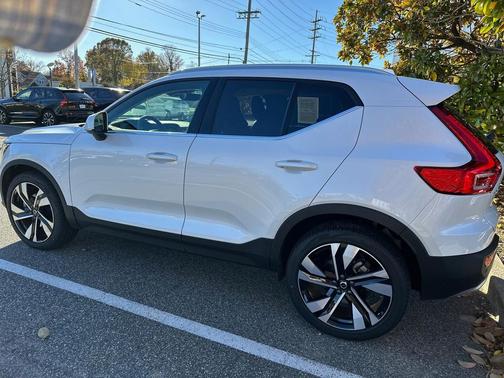 2025 Volvo XC40 B5 Plus Bright Theme