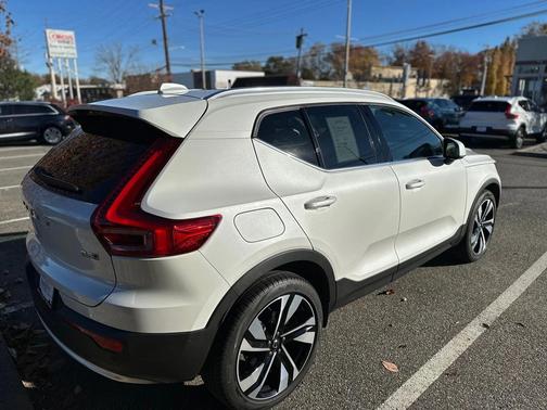 2025 Volvo XC40 B5 Plus Bright Theme