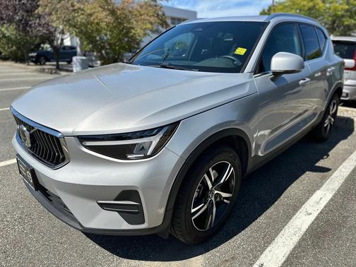2025 Volvo XC40 B5 Core Bright Theme