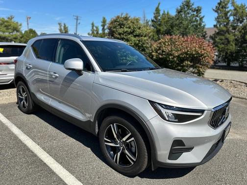 2025 Volvo XC40 B5 Core Bright Theme