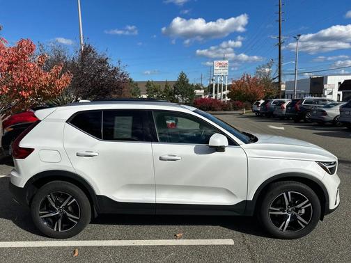 2025 Volvo XC40 B5 Core Bright Theme