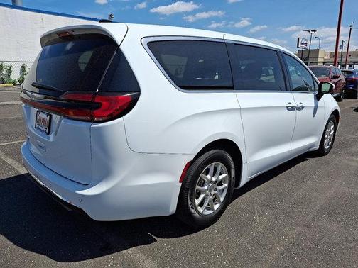 2023 Chrysler Pacifica Touring-L