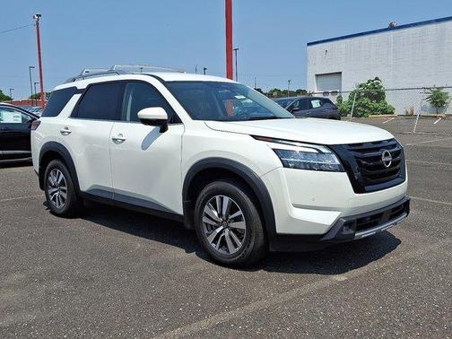 2022 Nissan Pathfinder SL