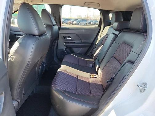 Aspen White Tri 2026 Nissan Kicks SR