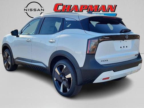 Aspen White Tri 2026 Nissan Kicks SR