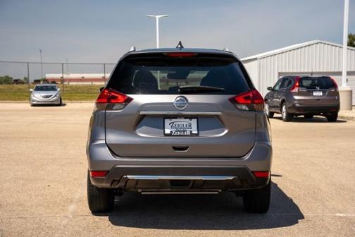 Gun Metallic 2017 Nissan Rogue SL
