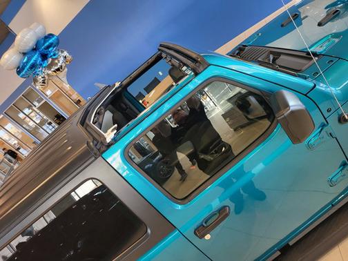 Photo 4 of 6 of 2020 Jeep Wrangler Sport S