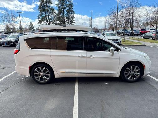 Bright White Clearcoat 2017 Chrysler Pacifica Limited