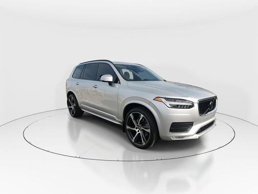 2022 Volvo XC90 T5 Momentum