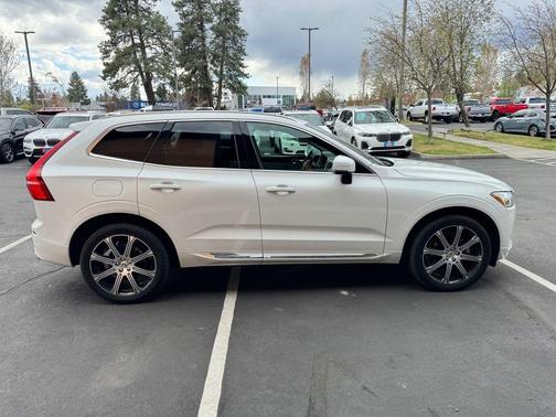 Crystal White Metallic 2021 Volvo XC60 T5 Inscription