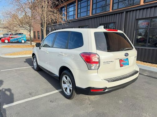 Crystal White Pearl 2017 Subaru Forester 2.5i