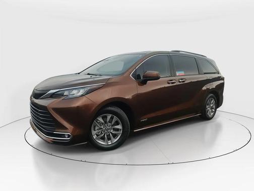 2021 Toyota Sienna XLE 8 Passenger