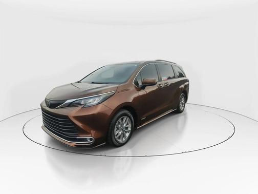 2021 Toyota Sienna XLE 8 Passenger