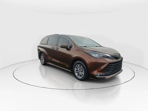 2021 Toyota Sienna XLE 8 Passenger