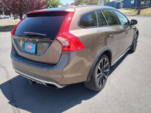 2016 Volvo V60 Cross Country T5 Platinum