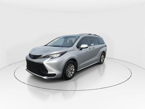 2021 Toyota Sienna LE