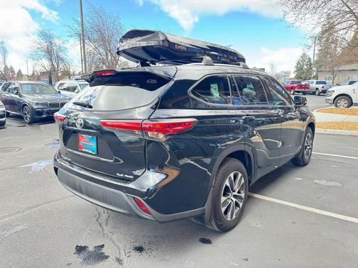 Midnight Black Metallic 2021 Toyota Highlander XLE