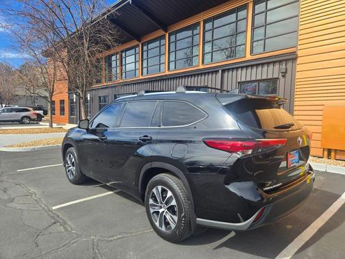 Midnight Black Metallic 2021 Toyota Highlander XLE