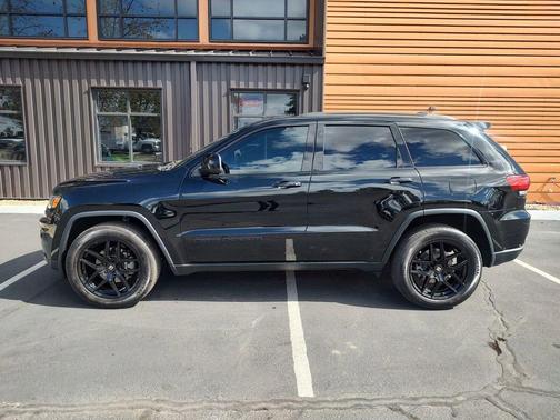 Diamond Black Crystal Pearlcoat 2018 Jeep Grand Cherokee Upland
