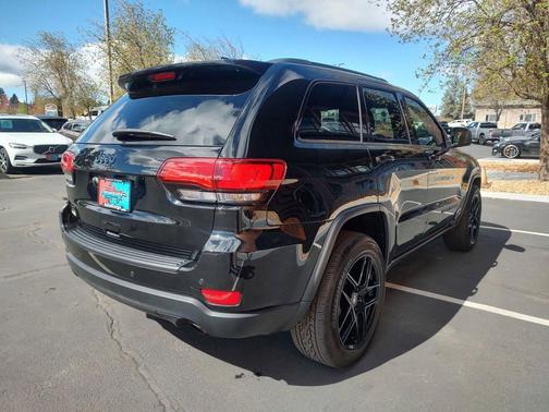Diamond Black Crystal Pearlcoat 2018 Jeep Grand Cherokee Upland