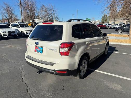 Crystal White Pearl 2016 Subaru Forester 2.5i