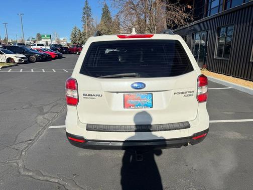 Crystal White Pearl 2016 Subaru Forester 2.5i