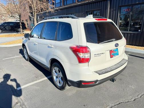Crystal White Pearl 2016 Subaru Forester 2.5i