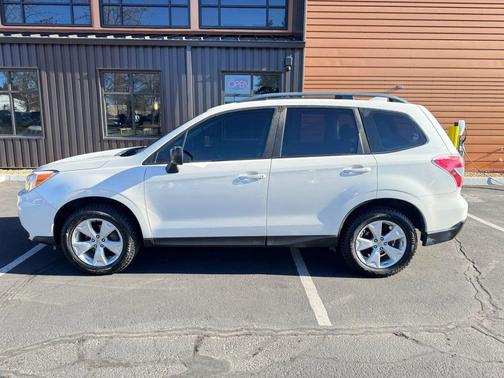 Crystal White Pearl 2016 Subaru Forester 2.5i