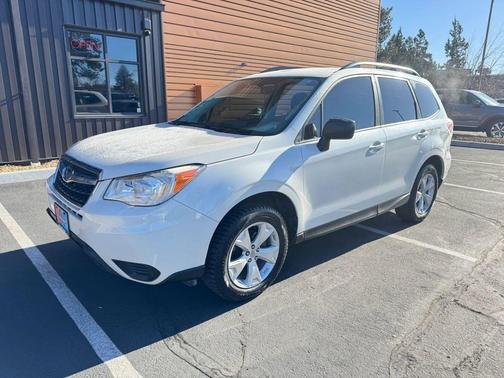 Crystal White Pearl 2016 Subaru Forester 2.5i