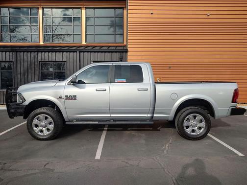 2017 RAM 3500 Laramie Crew Cab 4x4 6'4' Box