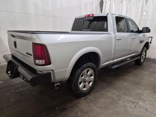 2017 RAM 3500 Laramie Crew Cab 4x4 6'4' Box