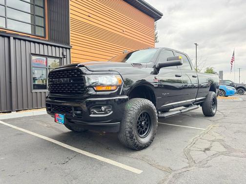 Diamond Black Crystal Pearlcoat 2022 RAM 2500 Big Horn Crew Cab 4x4 8' Box